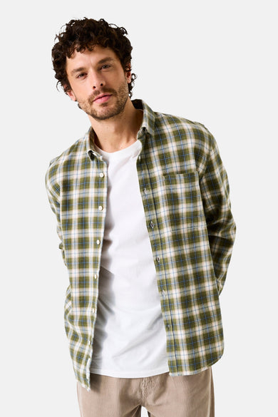 Chemise à manches longues kaki de GARCIA, à carreaux verts, bleus et blancs, portée sur un t-shirt blanc.