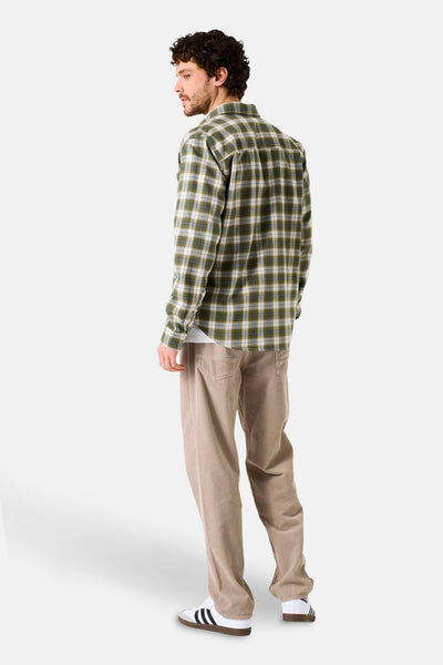 Chemise à manches longues kaki GARCIA à carreaux, avec des détails de style décontracté.