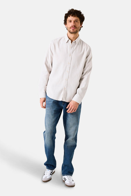 Beige overhemd met lange mouwen van GARCIA, gedragen met een blauwe jeans en witte sneakers.
