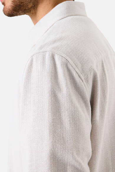 Beige overhemd met lange mouwen van GARCIA, zichtbaar chevronpatroon van dichtbij.