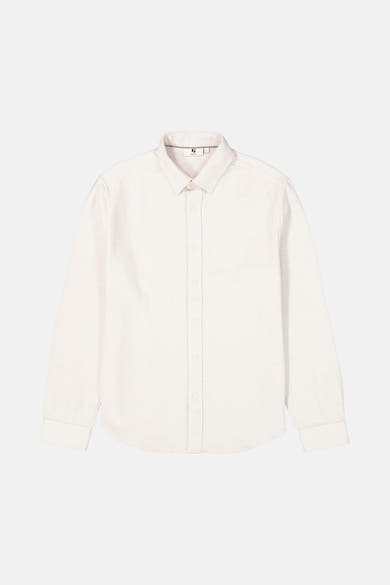 Beige overhemd met lange mouwen van GARCIA, klassieke pasvorm, met knoopsluiting op een effen achtergrond.