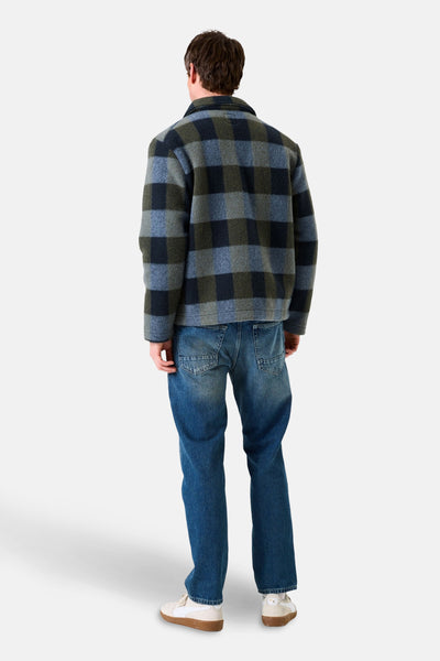 Veste en denim bleu moyen de GARCIA, motif à carreaux, portée avec un jean et des baskets blanches.