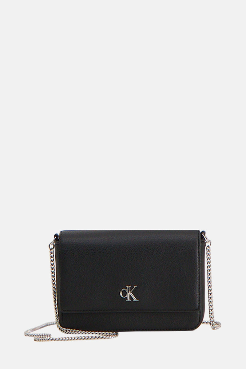 Zwarte schoudertas van Calvin Klein met een zilverkleurige kettingriem en ton-sur-ton logo.