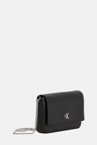 Zwarte schoudertas van Calvin Klein met een zilverkleurige kettingriem en CK-logo op de flap.
