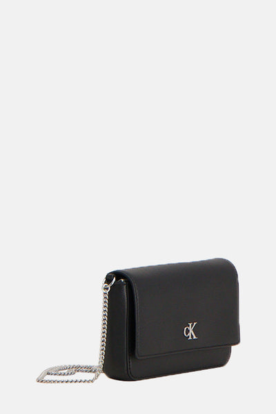 Zwarte schoudertas van Calvin Klein met een zilverkleurige kettingriem en CK-logo op de flap.