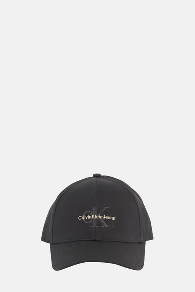 Zwarte Calvin Klein pet, van achteren gezien met zilveren gespsluiting.
