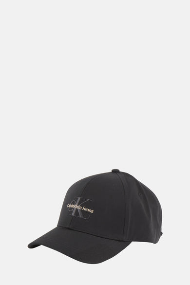 Zwarte pet van Calvin Klein Jeans, met geborduurd logo op de voorkant.