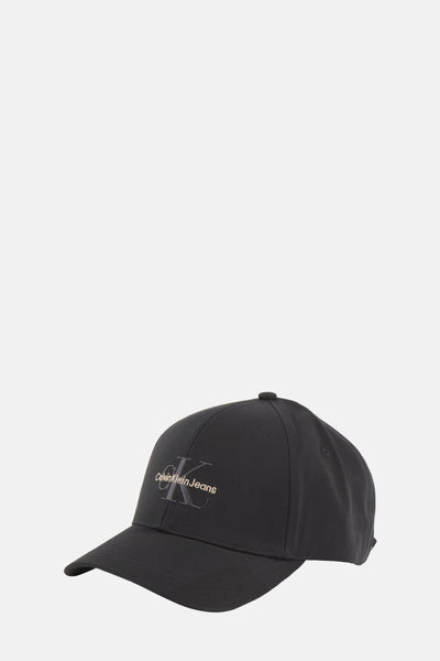 Zwarte pet van Calvin Klein Jeans, met geborduurd logo op de voorkant.