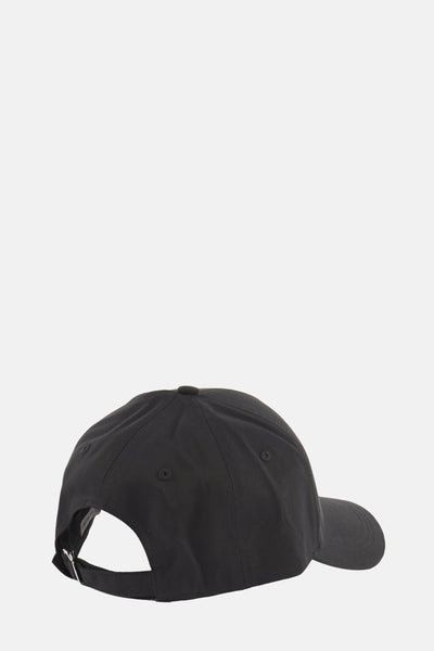 Zwarte Calvin Klein pet, van achteren gezien met verstelbare zilverkleurige metalen sluiting.