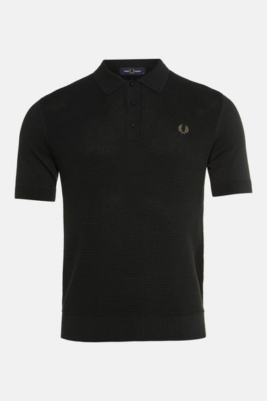 Pull en maille noir de Fred Perry, avec un motif texturé gaufré et le logo brodé sur la poitrine.
