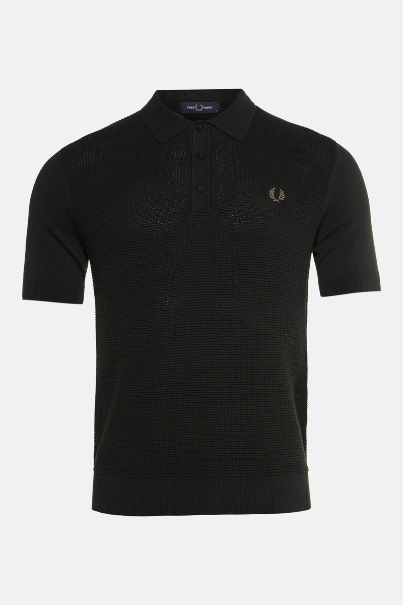 Pull en maille noir de Fred Perry, avec un motif texturé gaufré et le logo brodé sur la poitrine.