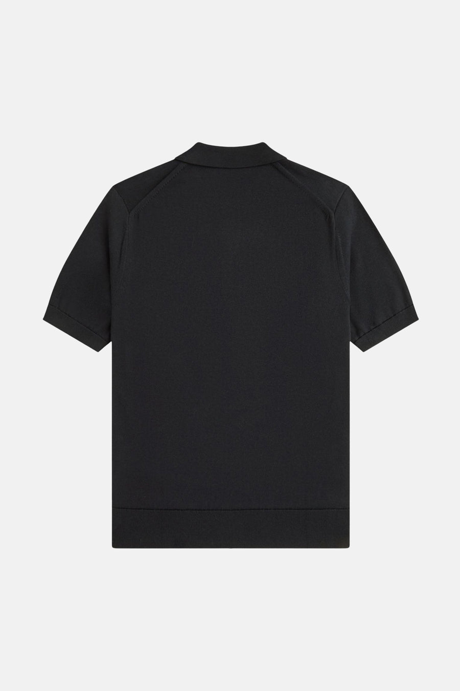 Polo noir par Fred Perry, avec manches courtes et une texture tricotée visible.