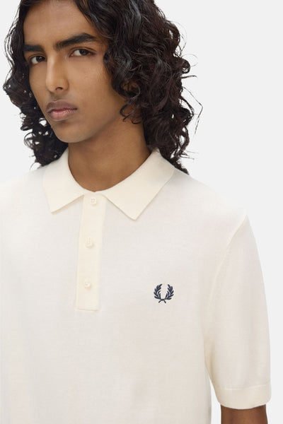 Polo écru à manches courtes de Fred Perry, avec logo brodé en bleu marine.