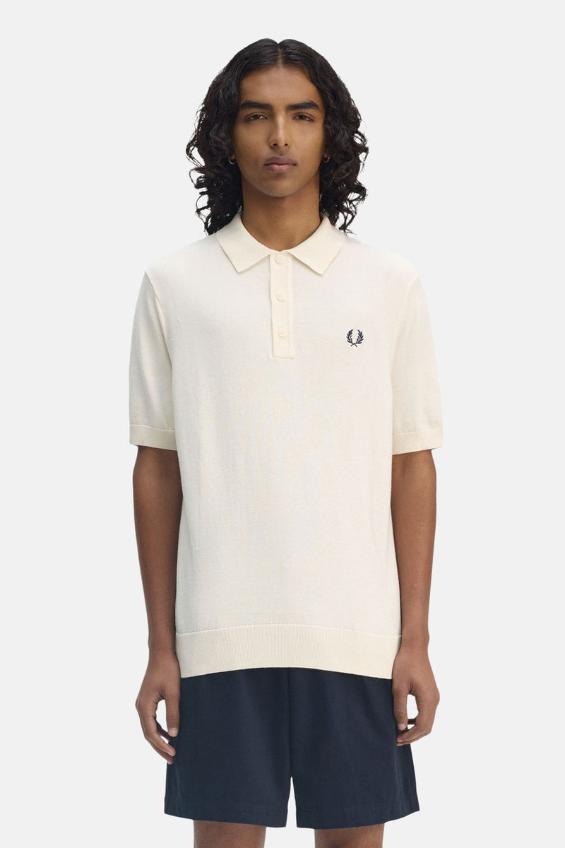 Ecru poloshirt met korte mouwen van FRED PERRY, met een discreet logo en een klassieke kraag.