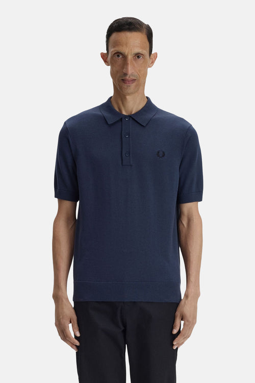 Blauwe polo met korte mouwen van FRED PERRY, stikseldetail op de schouder, slim fit.