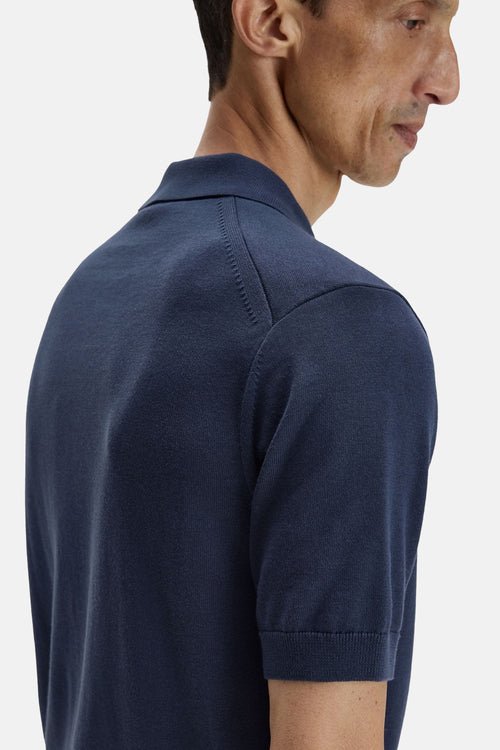 Polo à manches courtes bleu de FRED PERRY, détail de couture sur l'épaule, coupe ajustée.
