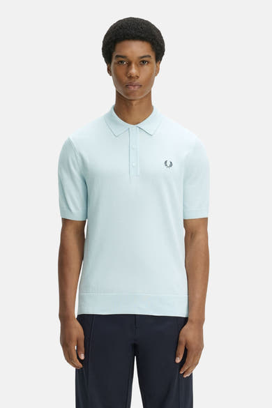 Polo bleu clair en maille fine de FRED PERRY, à manches courtes et logo couronne de laurier brodé.