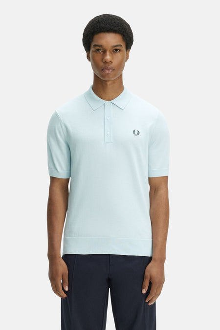Lichtblauwe polo van FRED PERRY in fijne breite met kraag en lauwerkranslogo.