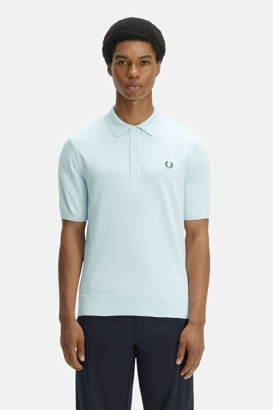 Polo bleu clair en maille fine de FRED PERRY, à manches courtes et logo couronne de laurier brodé.