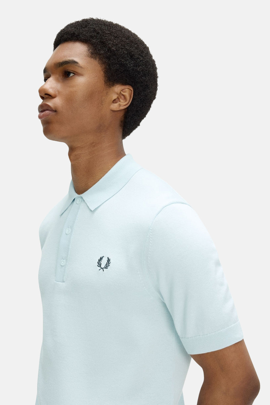 Polo bleu ciel de FRED PERRY en maille fine à col et logo couronne de laurier.