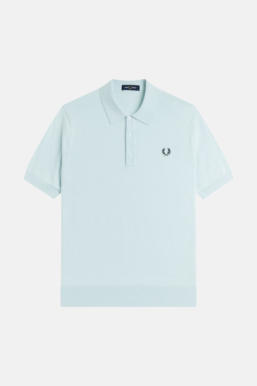Polo tricoté bleu pâle de FRED PERRY, avec col, patte à trois boutons et logo couronne de laurier brodé.