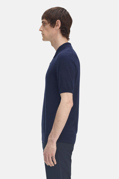 Blauw poloshirt met korte mouwen van FRED PERRY, geborduurd logo detail, van katoenen jersey, zijaanzicht.