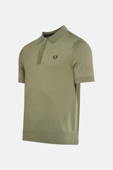 Groen poloshirt met korte mouwen van FRED PERRY, met geborduurd logo op de borst.