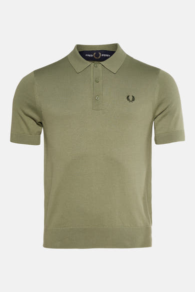 Groen poloshirt met korte mouwen van Fred Perry, met geborduurd logo op de borst.