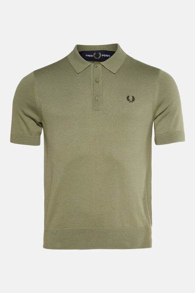 Polo vert à manches courtes de Fred Perry, avec le logo brodé sur la poitrine.