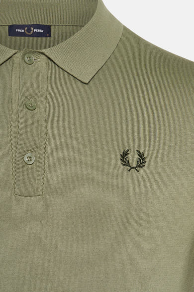 Olijfgroen poloshirt met korte mouwen van Fred Perry met geribbelde textuur en geborduurd logo op de borst.
