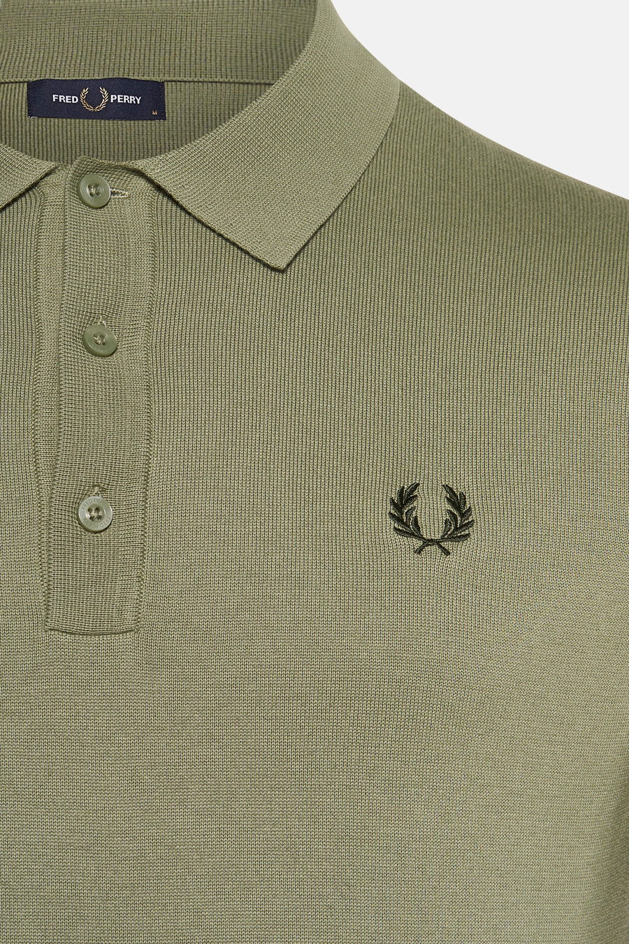 Olijfgroen poloshirt met korte mouwen van Fred Perry met geribbelde textuur en geborduurd logo op de borst.