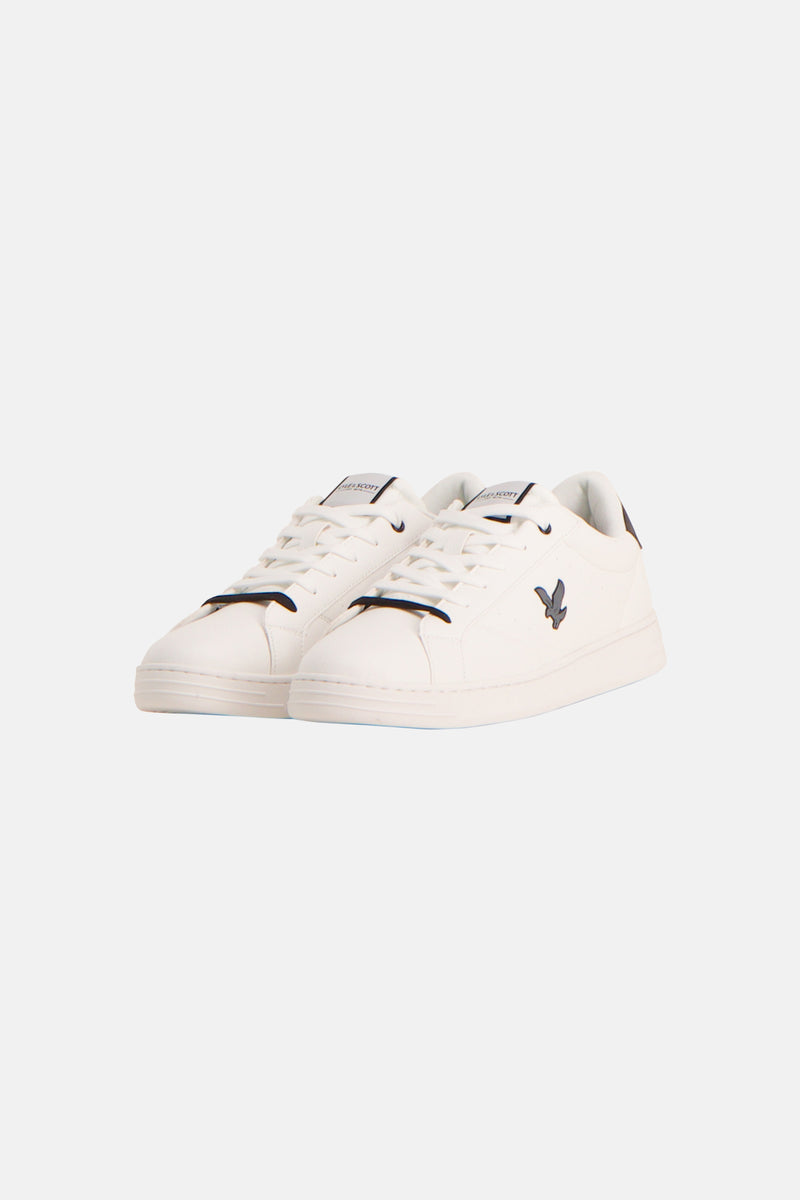 Witte sneakers van LYLE & SCOTT, met een zwart achterpaneel met het merklogo.