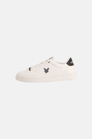 Baskets blanches en cuir by Lyle & Scott, avec logo aigle noir sur le côté.