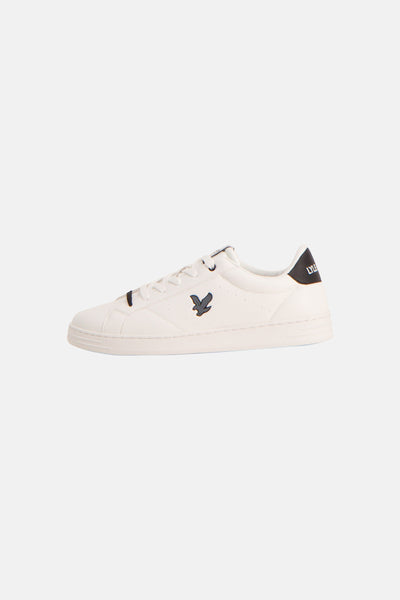 Baskets blanches en cuir by Lyle & Scott, avec logo aigle noir sur le côté.