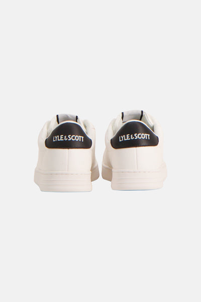 Baskets blanches de LYLE & SCOTT, avec empiècement arrière noir portant le logo de la marque.