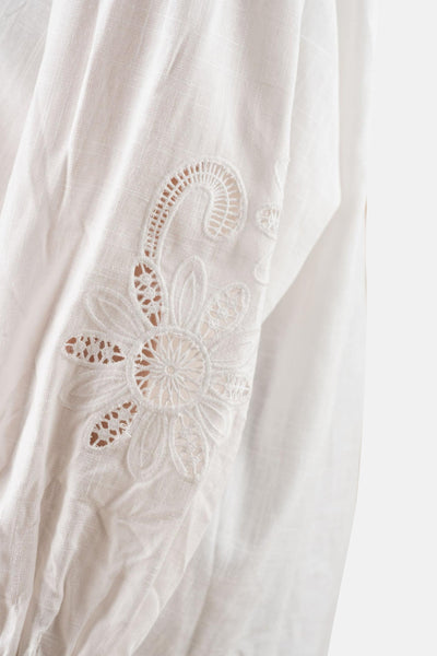 Chemisier à manches longues blanc de ADORE, avec broderie florale ajourée.