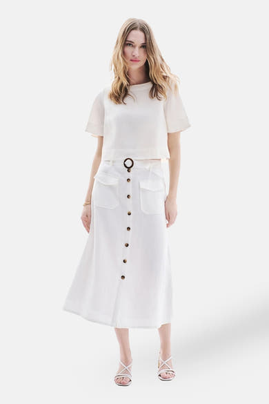 Jupe trois-quarts blanche CAROLL, avec ceinture à boucle et boutons décoratifs.