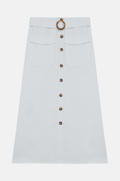 Witte 3/4 rok van CAROLL met gespceintuur, opgestikte zakken en knoopsluiting.