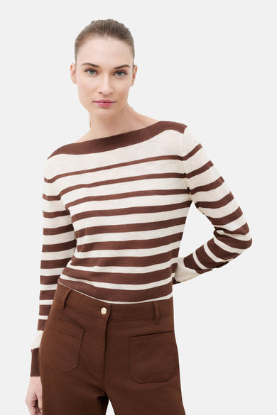 Ronde hals trui met bruine en beige strepen van Caroll, gedragen met een bruine broek, achterzicht.