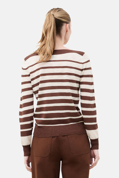 Pull à col rond rayé marron et beige de Caroll, porté avec un pantalon marron, vue de dos.