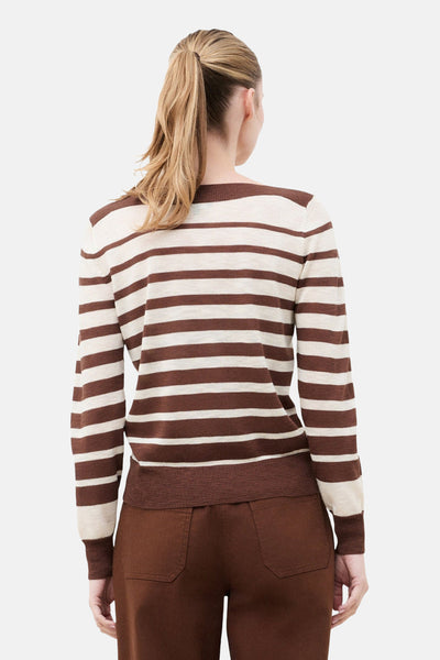 Pull à col rond rayé marron et beige de Caroll, porté avec un pantalon marron, vue de dos.