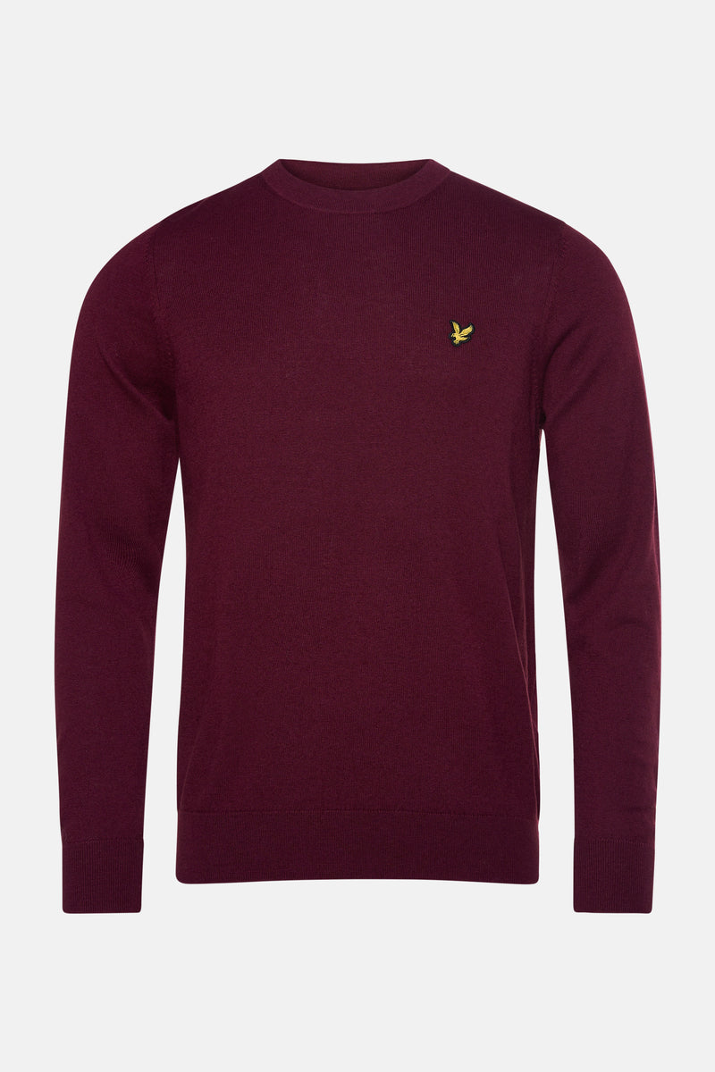 Bordeaux ronde hals trui van LYLE & SCOTT, in fijne breiwerk, met geborduurd logo op de borst.