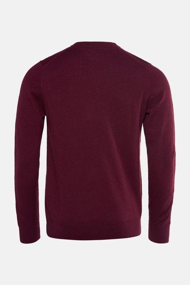 Bordeaux ronde hals trui van LYLE & SCOTT, achterkant op lichte achtergrond.
