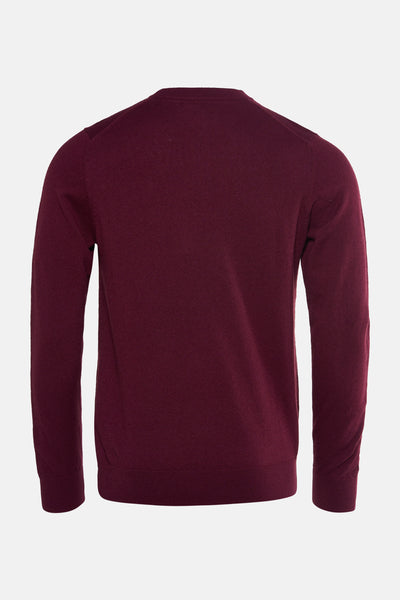 Bordeaux ronde hals trui van LYLE & SCOTT, achterkant op lichte achtergrond.