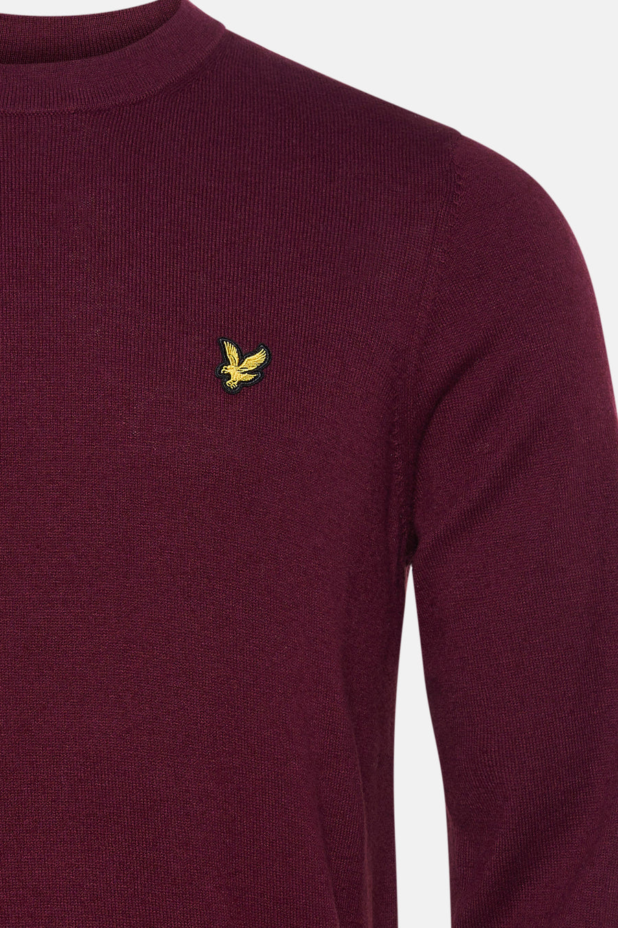 Pull à col rond bordeaux de LYLE & SCOTT, en maille fine, avec un logo brodé sur la poitrine.