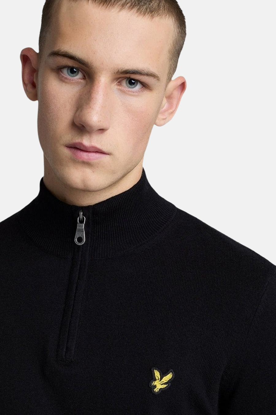 Pull à col roulé noir de LYLE & SCOTT, avec fermeture éclair courte et logo sur la poitrine.