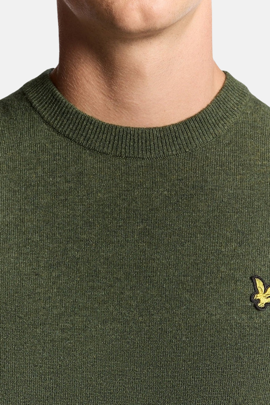 Groene trui met ronde hals van LYLE & SCOTT, met een gebreide textuur en het geborduurde logo op de borst.