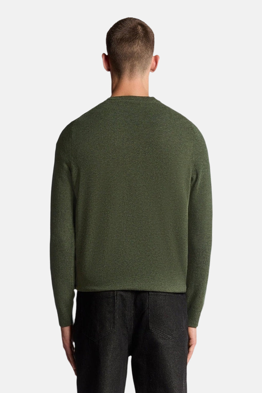 Groene rondehals trui van LYLE & SCOTT, gedragen met een zwarte broek, achtergezicht.