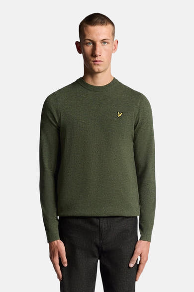 Groene trui met ronde hals van LYLE & SCOTT, met gemêleerde textuur en discreet logo op de borst.