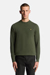 Groene trui met ronde hals van LYLE & SCOTT, met gemêleerde textuur en discreet logo op de borst.